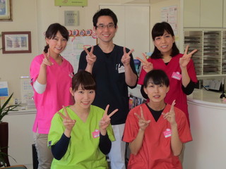 社本歯科 スタッフ写真.JPG