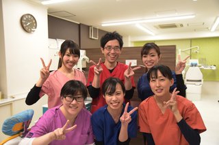 社本歯科 スタッフ写真.JPG